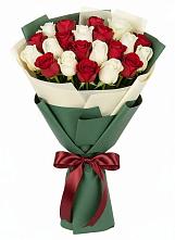 Букет Микс из красных и белых роз в Дербетовке