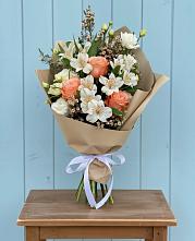 Букет цветов из:  Альстромерии, Лизиантусы, Розы и Хризантемы в Дербетовке