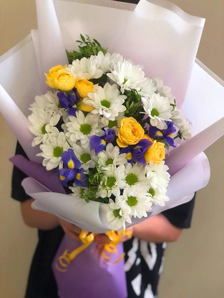 Букет цветов из: Ирисы, Хризантемы и Розы в Дербетовке