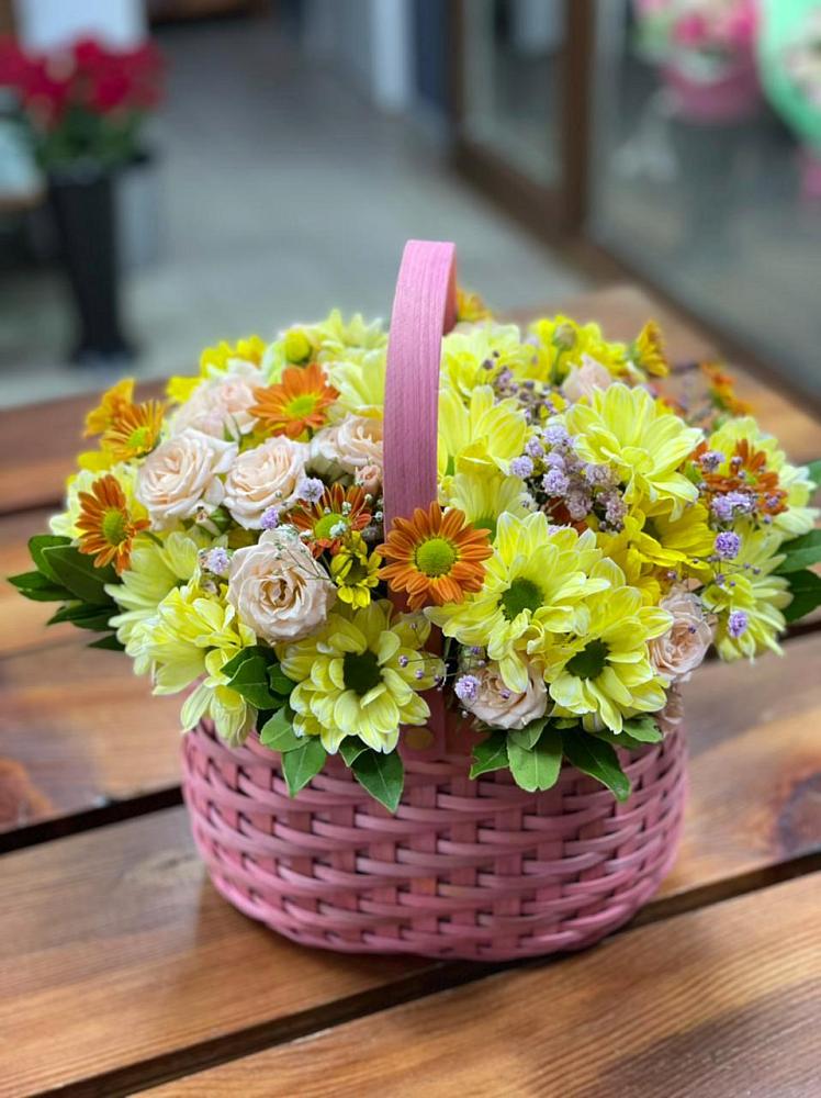 Цветочная композиция из Хризантемы и Розы в корзине в Дербетовке