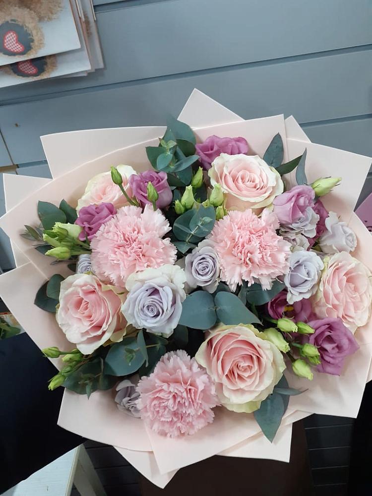 Букет цветов из: Розы, Гвоздики и Лизиантусы в Дербетовке