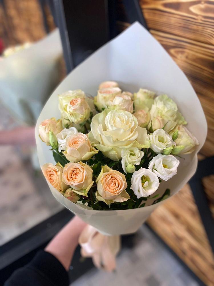 Букет цветов из: Розы и Лизиантусы в Дербетовке